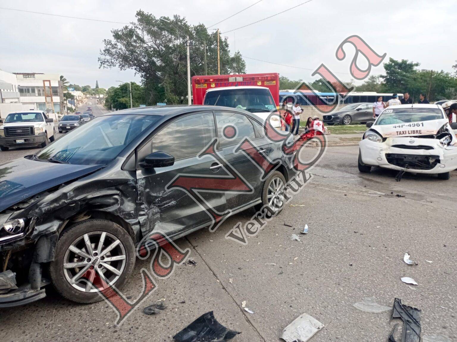 Fuerte choque deja a varias personas heridas, entre ellas una menor de edad.
