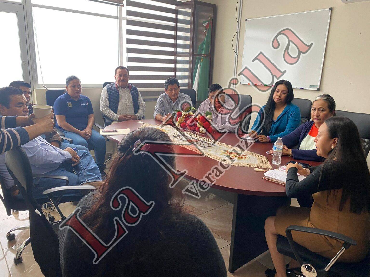 Autoridades de Atoyac se reúnen con pobladores de Corral de Piedra; acuerdan solución al estado de la carretera estatal