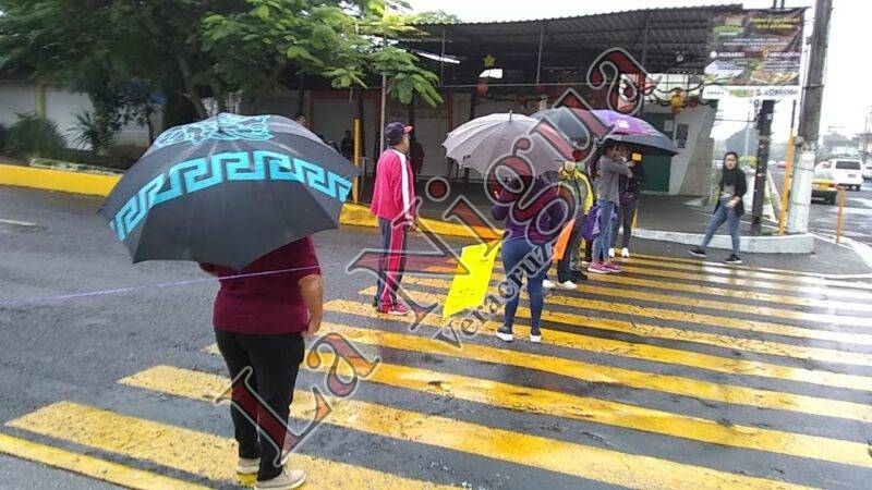 Bloquean calle 6, paterfamilias de primaria Ochoa Lobato