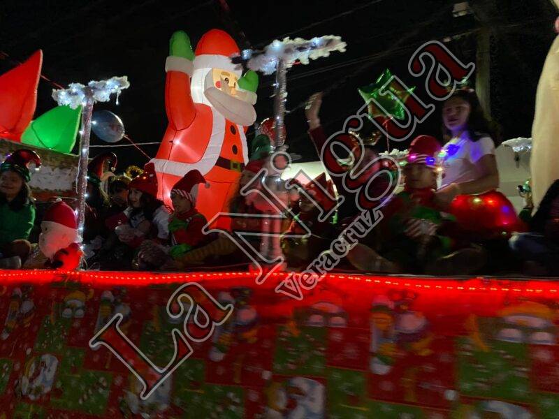 Enciende Alcalde Carlos Ventura Pino de Navidad en Potrero Nuevo