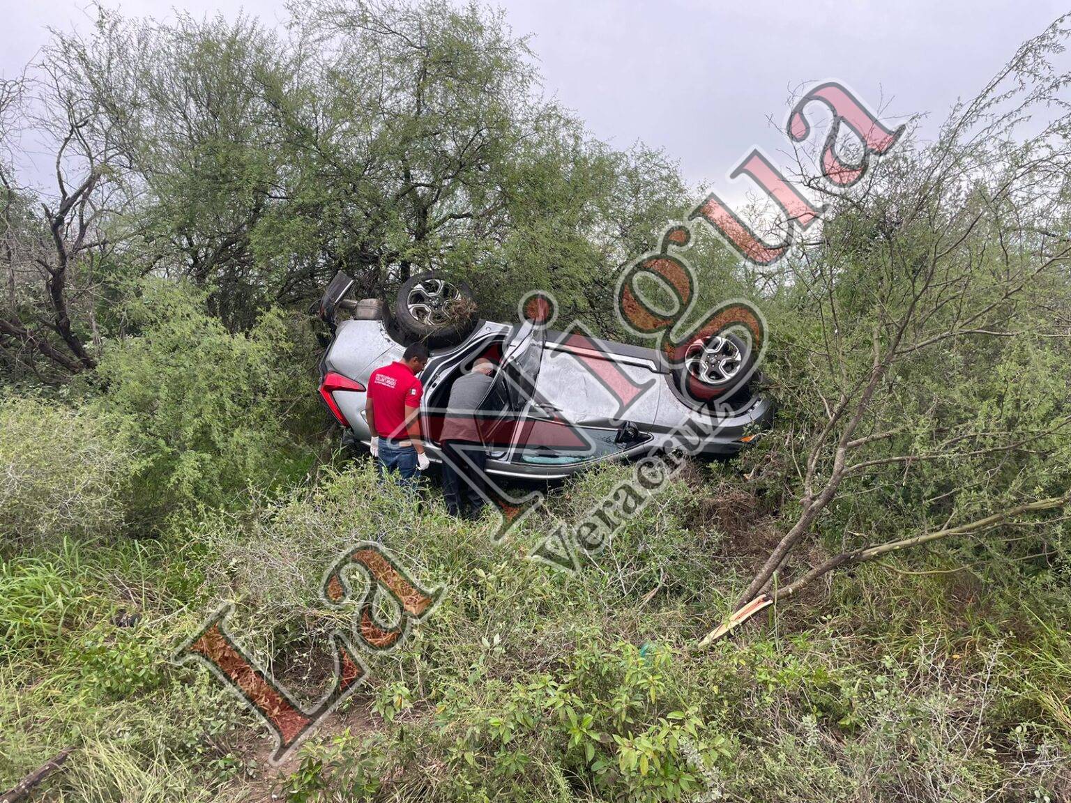 Por poco y no llegan a la Navidad: familia se vuelca