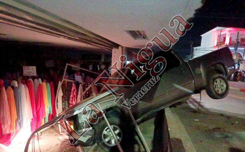 CHOCA CAMIONETA CONTRA APARADOR DE “PARISINA”