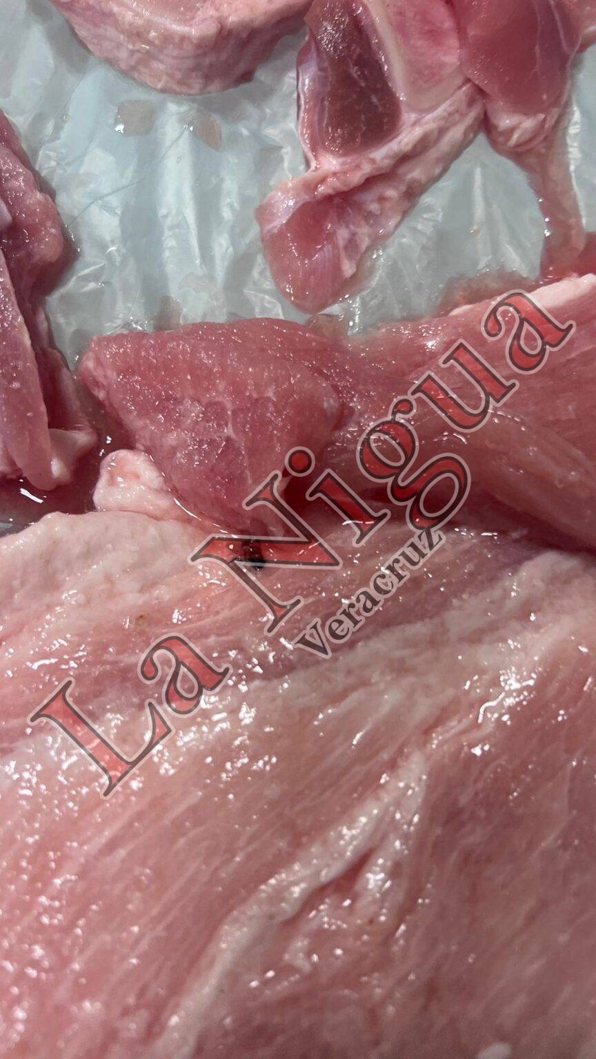 Venden carne de cerdo con moscos en Soriana