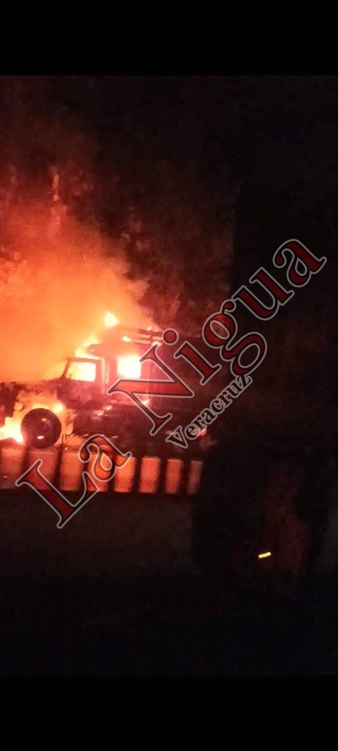 Se incendia tortón cargado de verduras