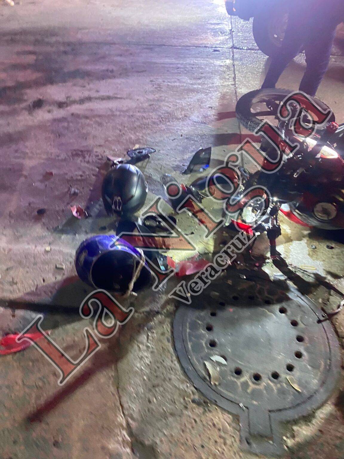 Motociclista se estampa en camioneta