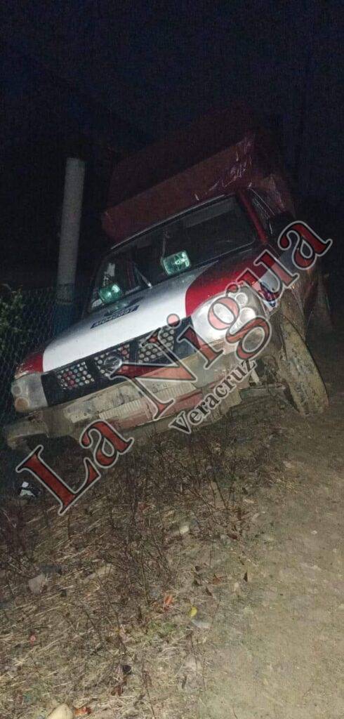 Camioneta pasajera a punto estuvo de volcar