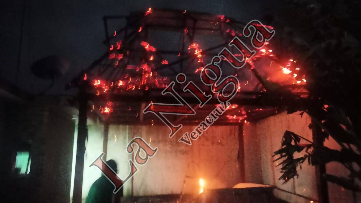 Quema de “cuetes” provoca incendio de palapa en Las Choapas