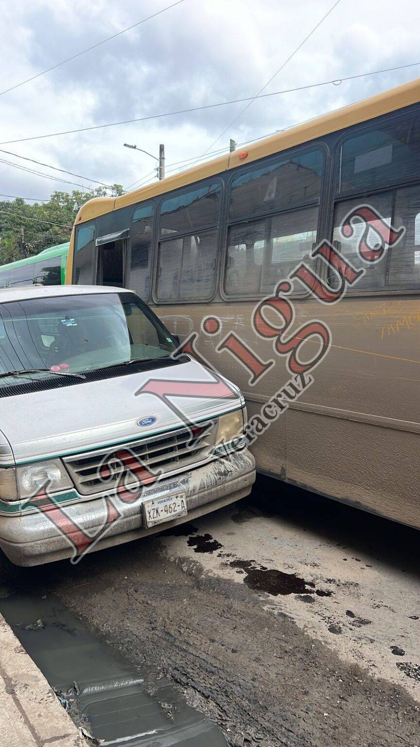 Percance entre un microbús y una camioneta pasajera deja solo daños materiales