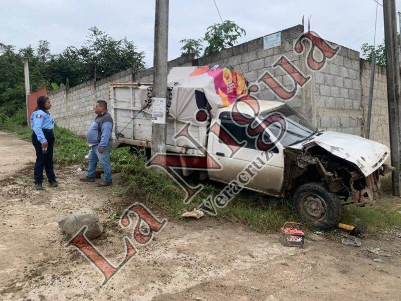 Camioneta se queda sin frenos en pendiente y provoca aparatoso percance