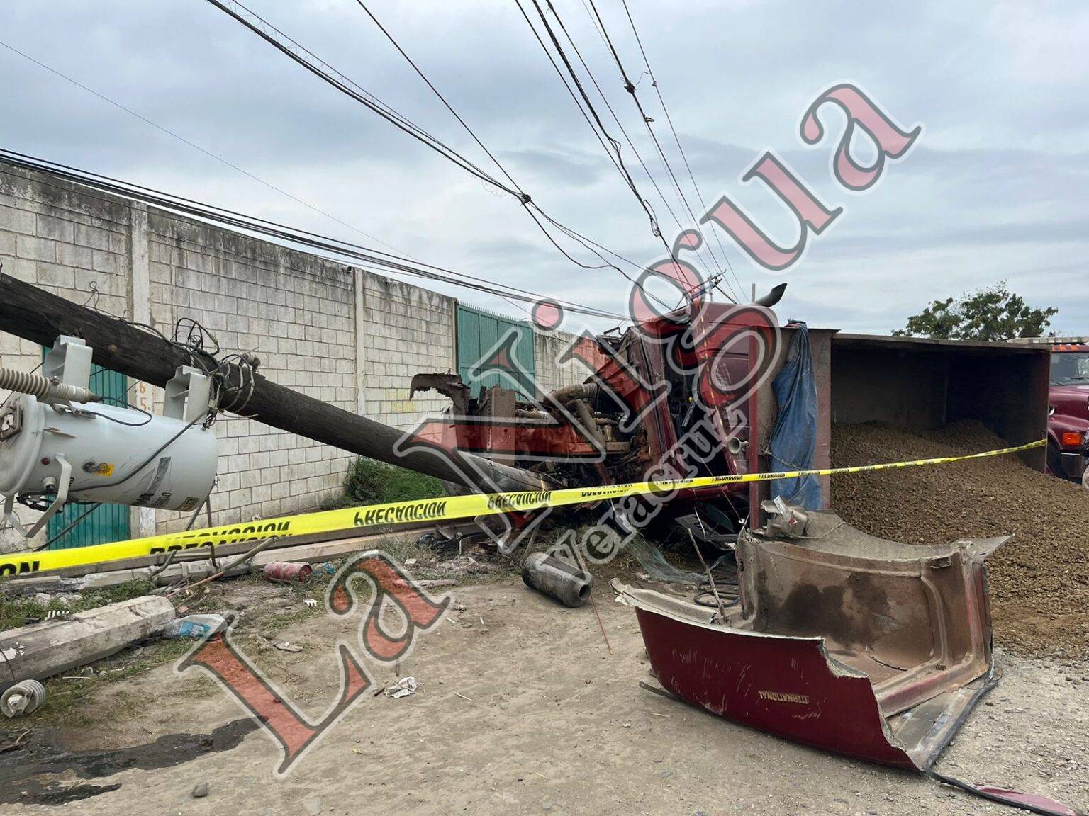 Camión de volteo derribó poste de energía eléctrica, al volcar aplastó a un hombre