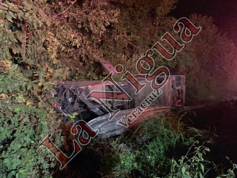 En el sur de Veracruz, autobús ADO volcó con 43 pasajeros sobre la autopista la Tinaja – Cosoleacaque.
