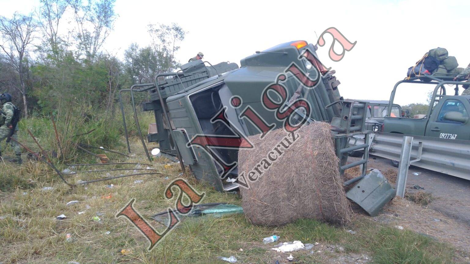 Soldados resultan heridos al volcar vehículo del Ejército Mexicano