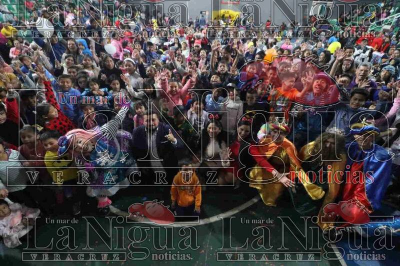 Disfrutan cientos de niños festival de Día de Reyes