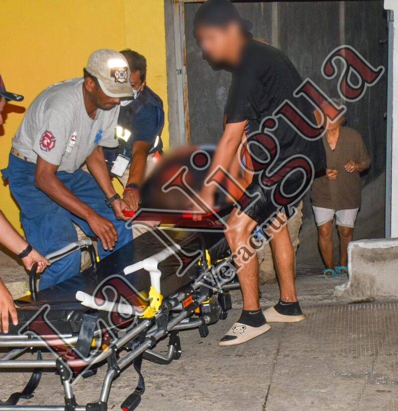 En Acayucan, Protección Civil rescata a una mujer que cayó a un pozo de 3 metros de profundidad.