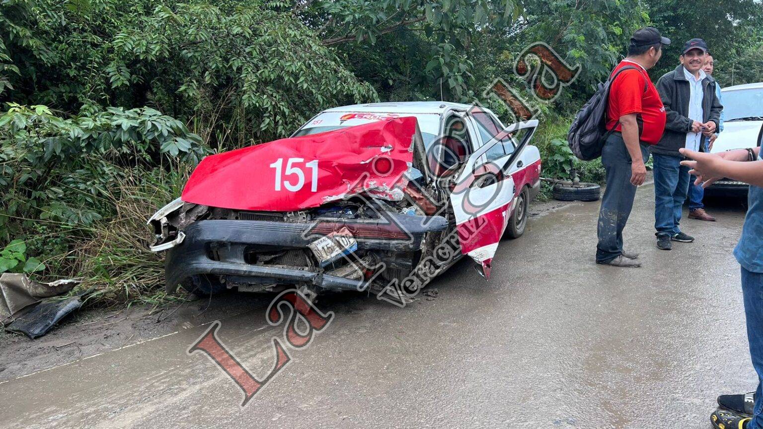 Fuerte choque entre un taxi y una camioneta deja cuantiosos daños materiales y dos lesionados
