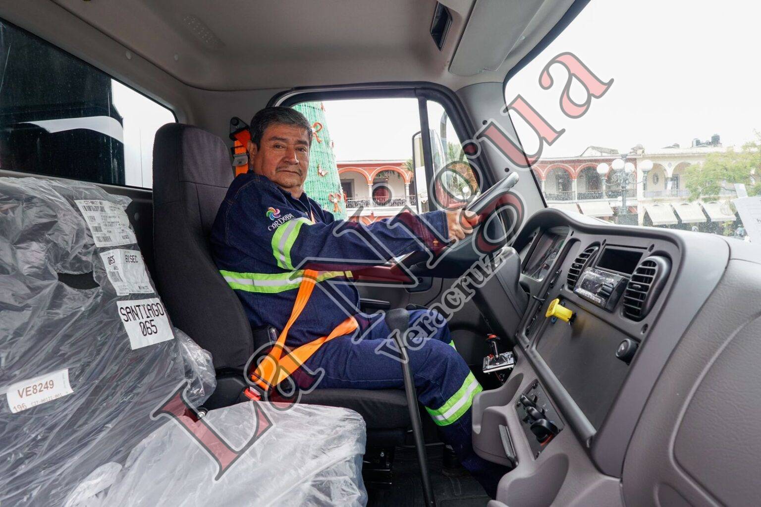 Entrega Presidente tres unidades compactadores de basura