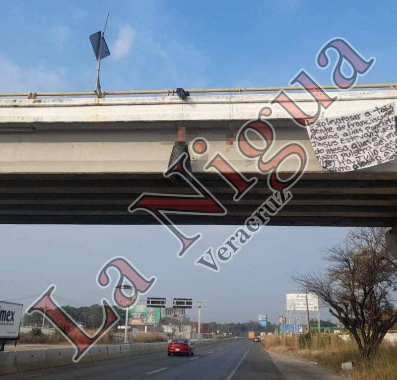 Dejan cuerpo desmembrado colgado de puente en Chíapas