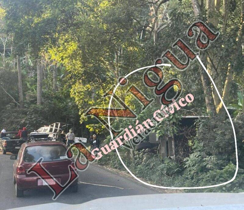 Vuelca camión cargado de caña en el puente del Chiquihuite