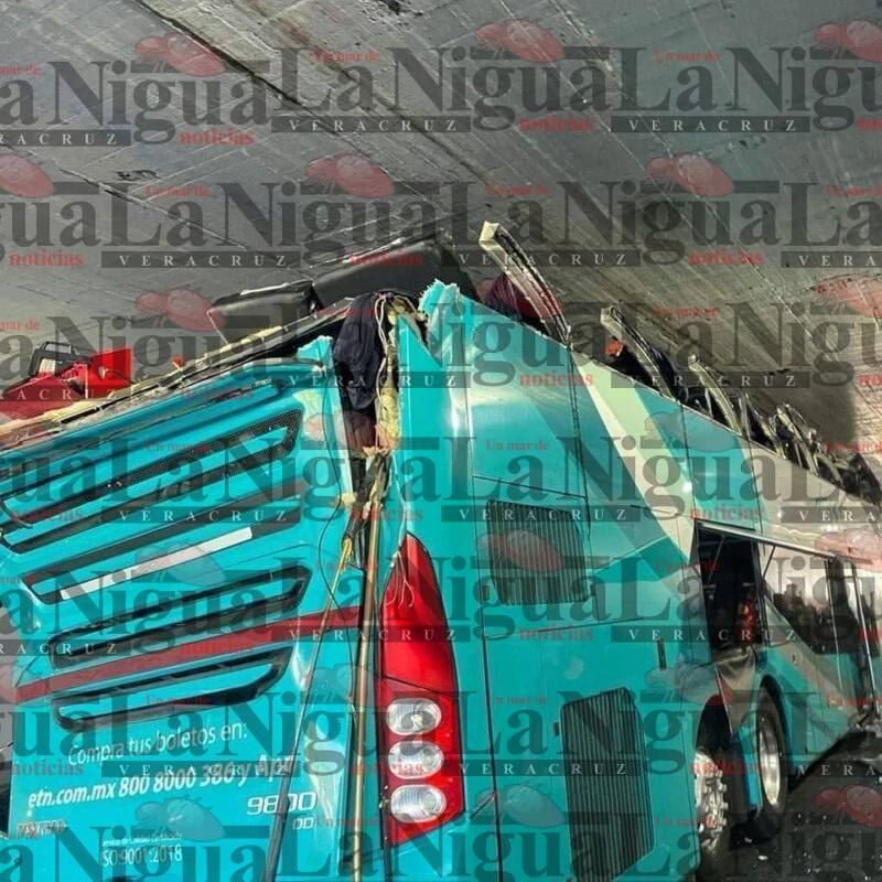 Autobús de 2 pisos queda atrapado bajo puente tras no respetar altura máxima