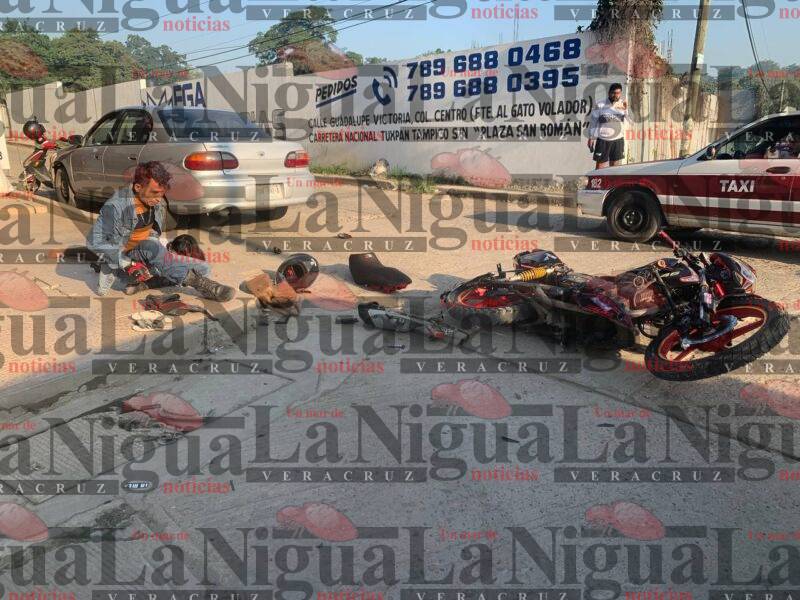 Aparatoso choque entre una moto y una camioneta deja dos lesionados en Tantoyuca