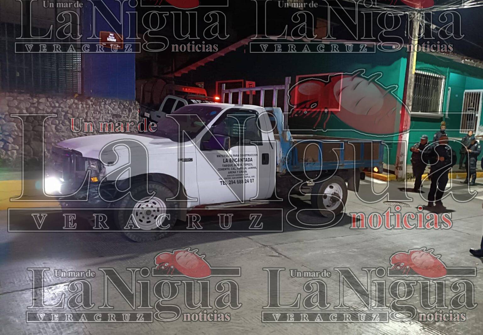 Camioneta de materiales “La Encantada” choca a patrulla estatal y se da a la fuga