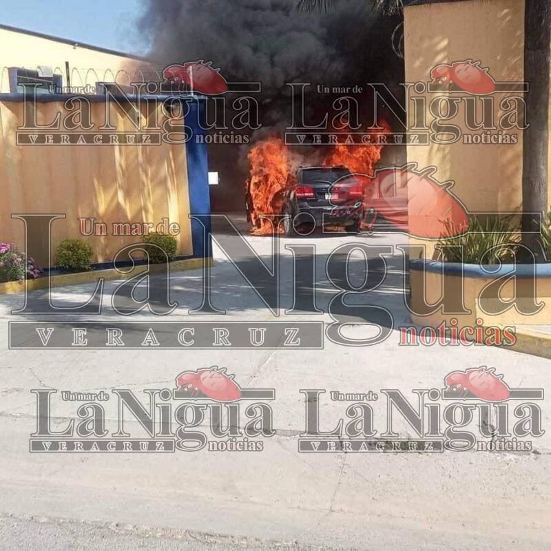 ¡Que calientes!; se les incendia la camioneta cuando ingresaban a un motel