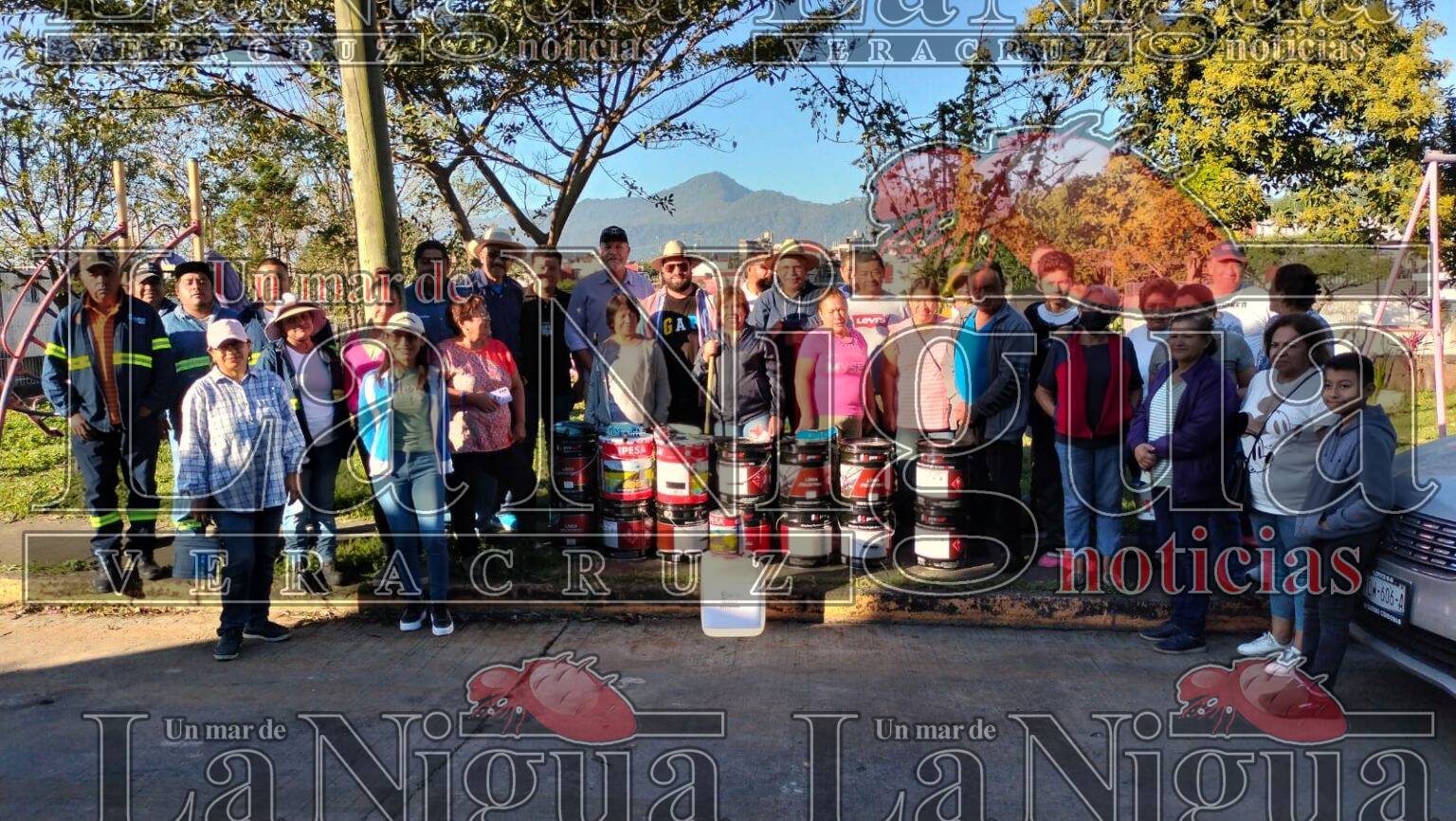 Colonos y personal del ayuntamiento remozan parques y calles de “El Trébol”