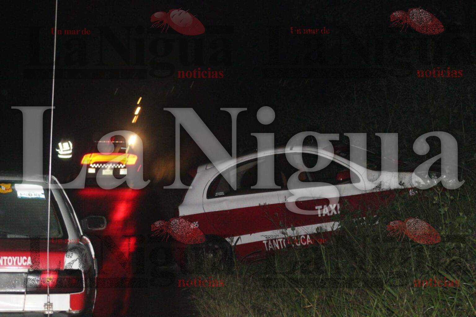 Taxi termina fuera de la cinta asfáltica