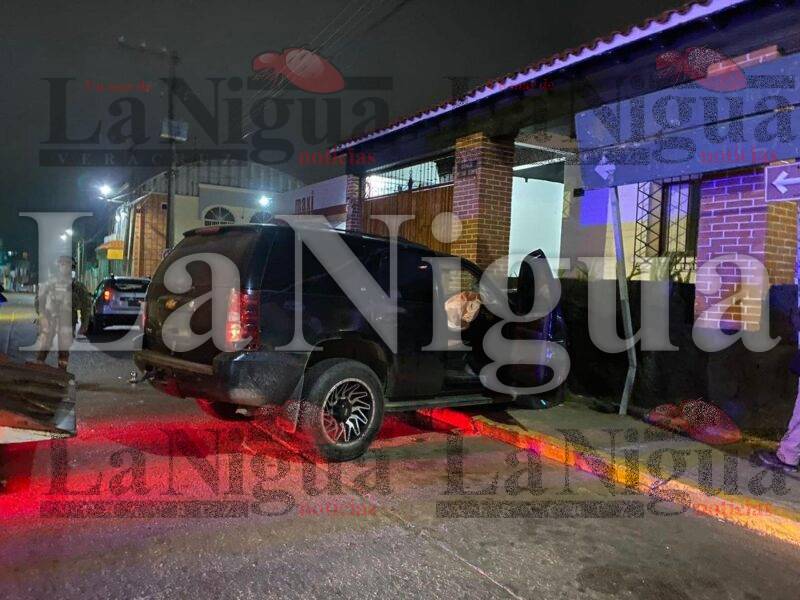 Borrachazo; jóvenes resultan lesionados tras chocar vehículo contra una vivienda en el centro de la ciudad.