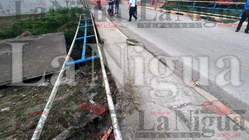 Camioneta derriba estructura metálica en la Colonia El Rastro