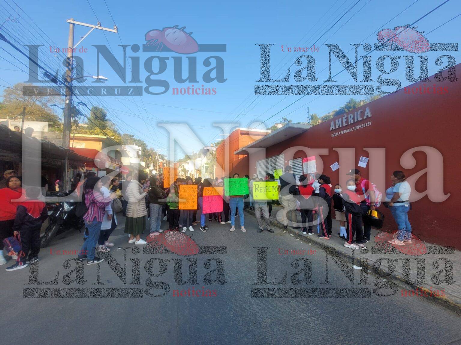 Padres de familia toman escuela primaria “América” en Xalapa por falta de intendente