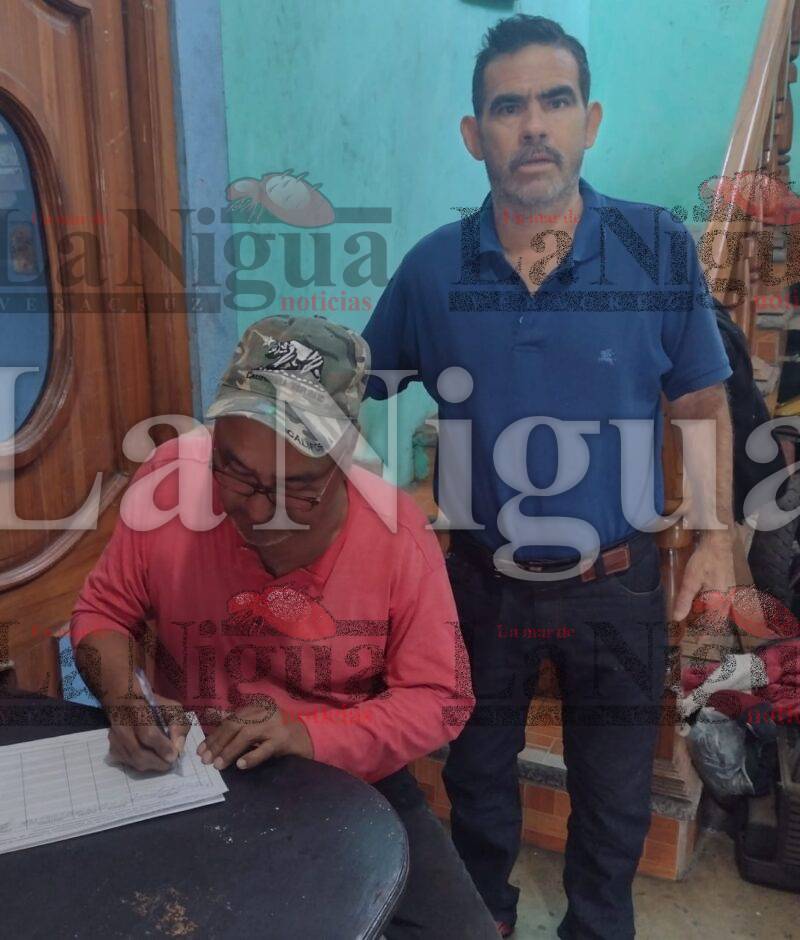 Rafael Arriola Mancilla encabezando la recolección de firmas en su pueblo