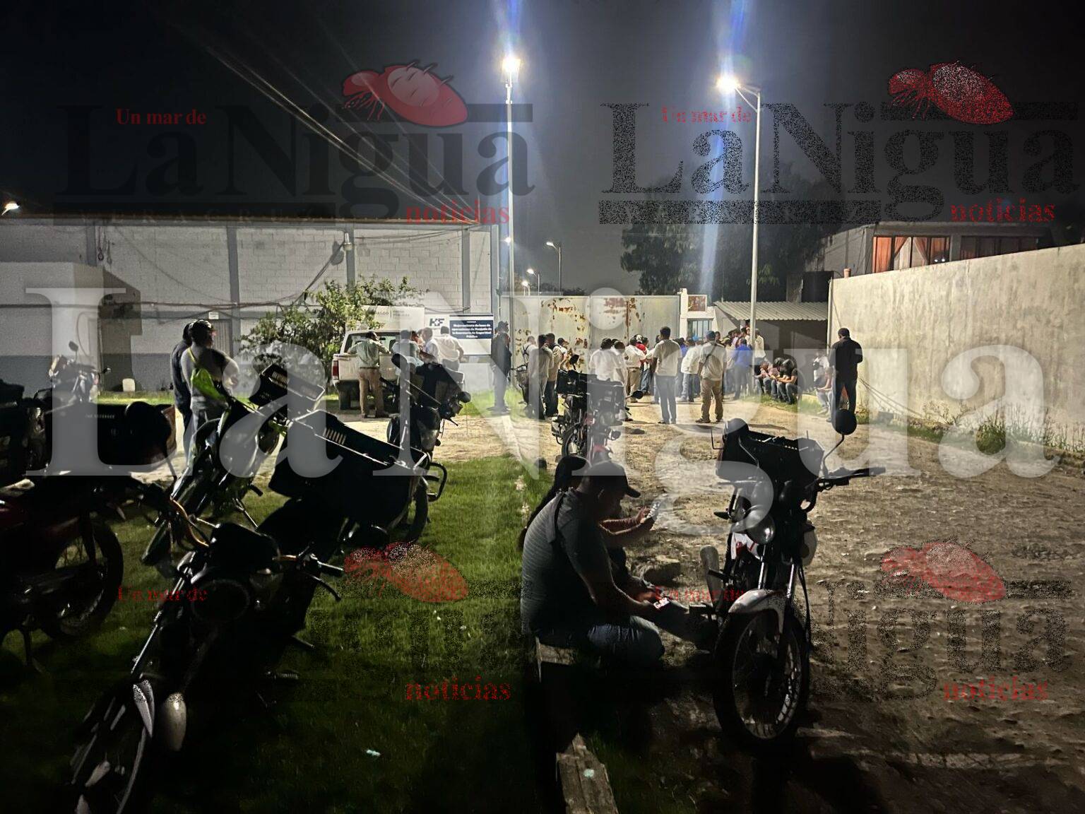 TAXISTAS Y MOTO REPARTIDORES BLOQUEAN EL BULEVAR