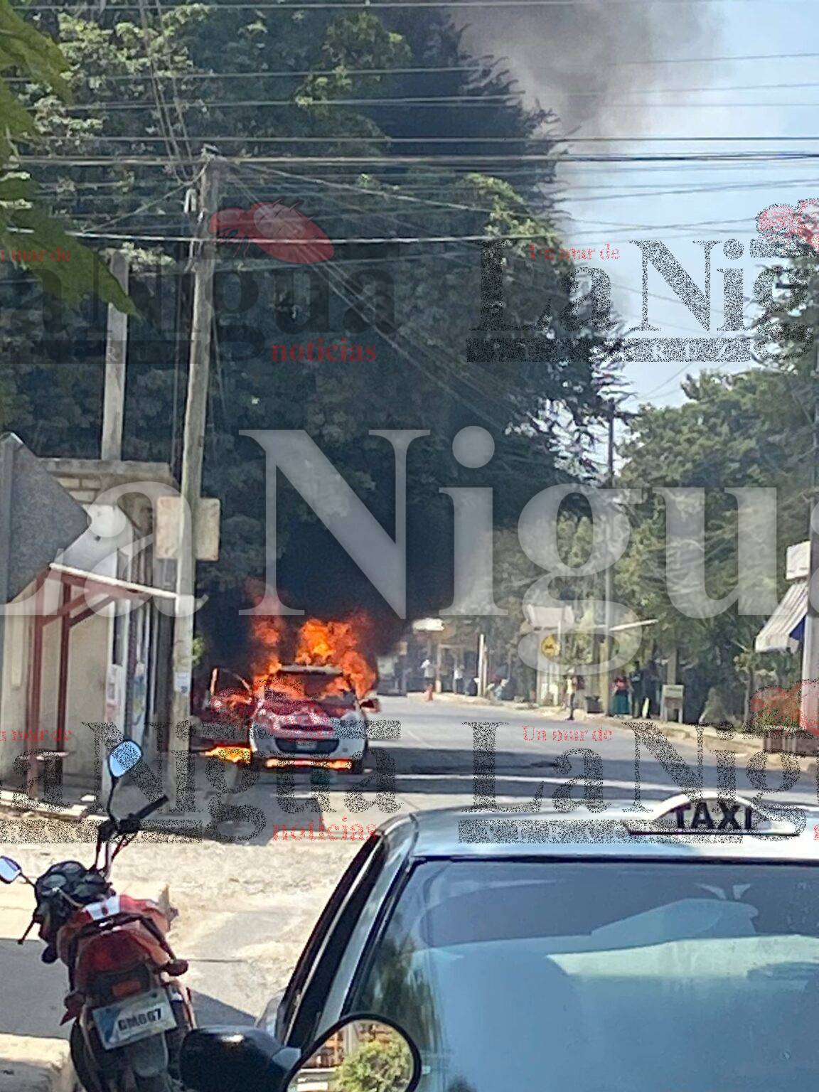 Hombres armados; incendian una unidad de alquiler en Álamo