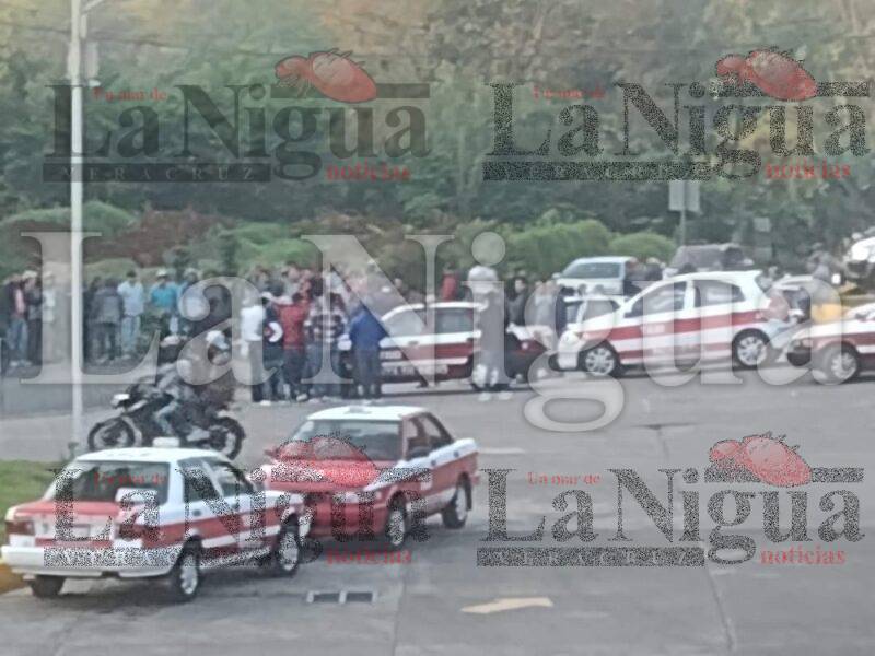 Taxistas y materialistas bloquean carretera federal por mal estado de la vía