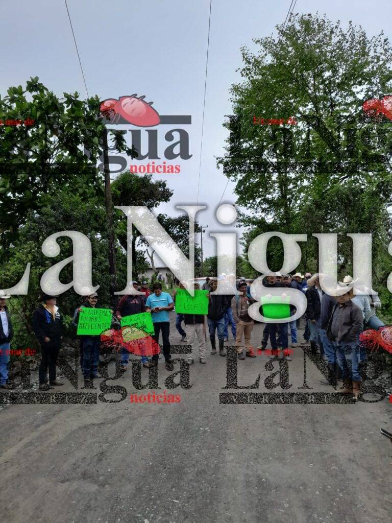 Bloquean carretera por segundo día