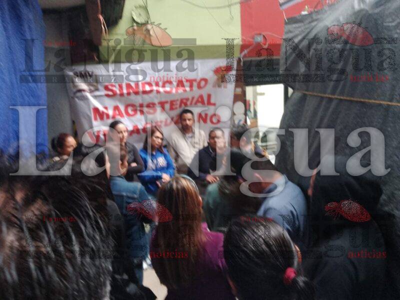 Agremiados del SMV protestan en las oficinas de la Dirección General del Bachillerato en Xalapa