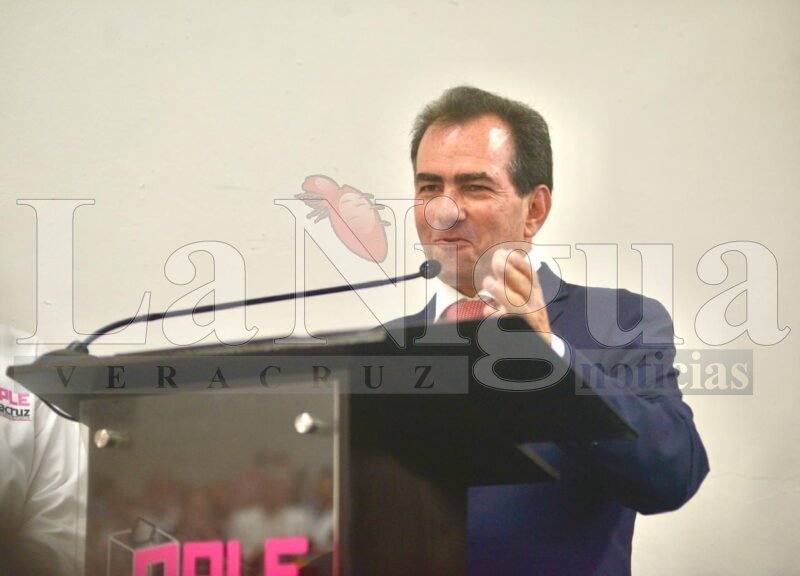 Pepe Yunes es candidato a gobernador, recibe constancia del OPLE