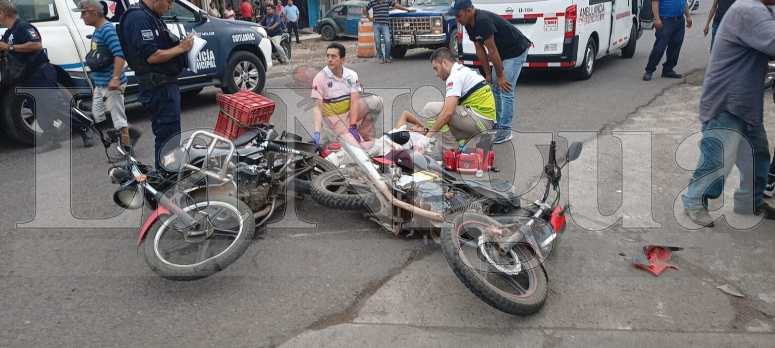 Choque de motociclistas en Cuitláhuac: Uno en estado inconveniente intenta fugarse