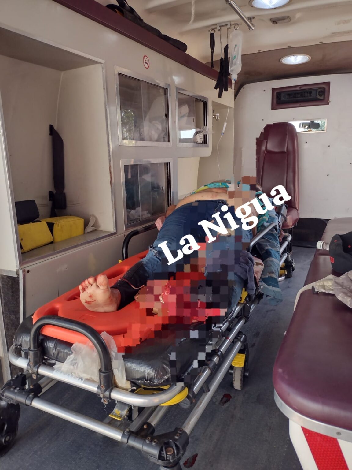 Pierde pie al ser atropellada su moto por una camioneta que huyó del lugar