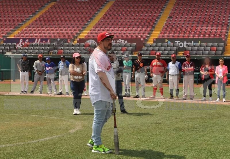 Zenyazen asiste como invitado a encuentro de beisbol