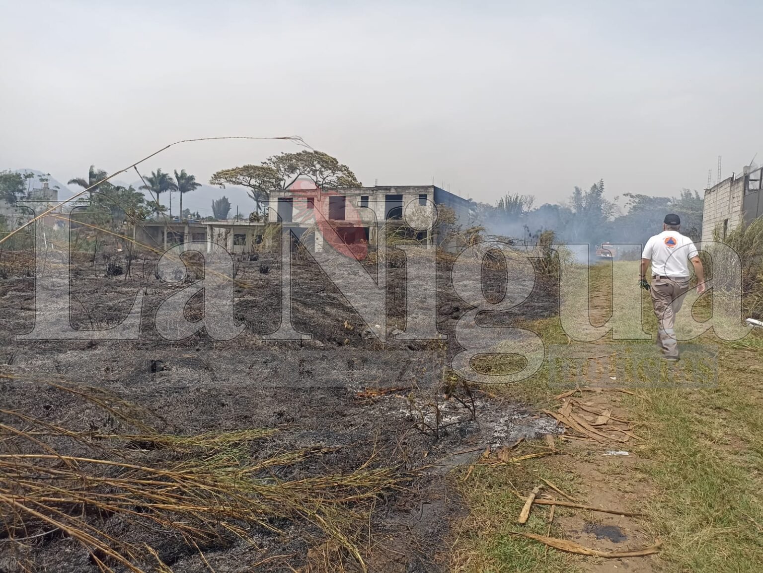 Hace llamado PC a extremar precauciones ante incendios   25 de marzo de 2024, Fortín, Ver. – La Unidad Municipal de Protección Civil hizo un llamado a la población en general a extremar precauciones y tomar medidas preventivas ante los incendios de pastizal que se están registrando en la región, esto a fin de proteger la integridad de personas y animales. Tras registrarse evento de surada este lunes, los elementos de la corporación de rescate atendieron dos incendios de pastizal, el destechamiento de una vivienda y un árbol caído, afortunadamente no se registraron daños a terceros ni personas lesionadas. Por lo anterior, dicha corporación hizo un llamado a la población en general a extremar precauciones lo que implica no quemar basura en terrenos baldíos o bien en patios de viviendas, no arrojar basura a los pastizales, apagar correctamente las colillas de cigarros, asimismo evitar hacer llamadas falsas. Para evitar un golpe de calor, Protección Civil Municipal, recomendó mantenerse hidratados, no exponerse directamente al sol, utilizar sombreros, gorras, sombrillas para protegerse del intenso calor, en caso de detectar alguno de los síntomas que son mareos, dolor de cabeza, piel roja caliente y seca (se agota la transpiración), respiración y frecuencia cardiaca acelerada, principalmente, es necesario acudir al médico de inmediato para evitar complicaciones en la salud. De esta manera, la corporación municipal se mantendrá alerta para atender las situaciones de emergencia que se presenten para que en conjunto con las corporaciones de rescate atiendan con prontitud. ______________________________________ “Esta información es pública, ajena a cualquier partido político. Queda prohibido el uso para fines distintos a los establecidos en el programa”.