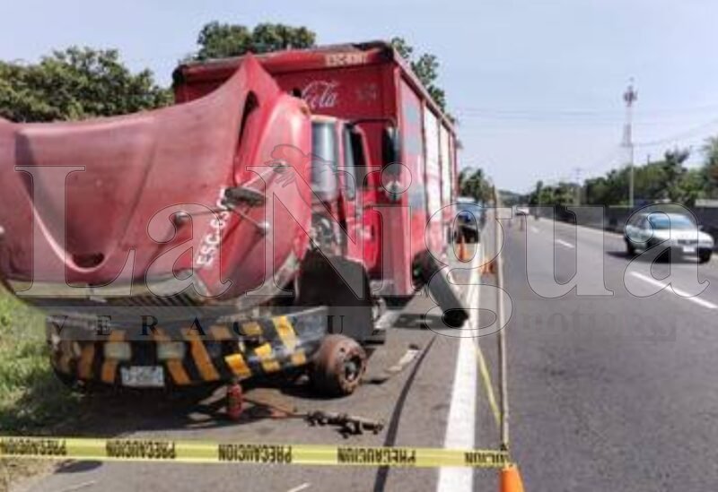 Muer3 mecánico que reparaba camión refresquero