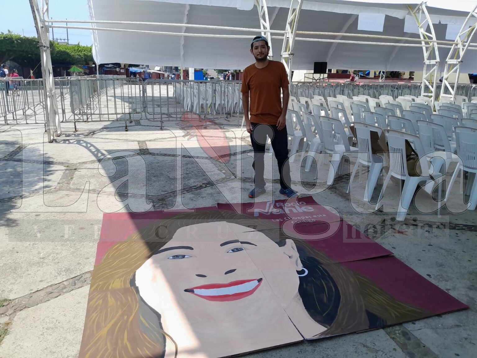Joven elabora mural con el rostro de Rocío Nahle