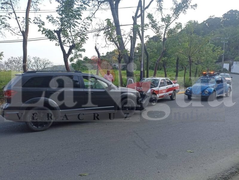 Camioneta invade carril y choca de frente contra vehículo de alquiler en Chicontepec