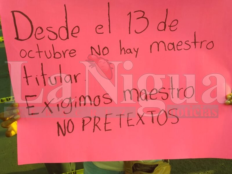 Padres bloquean vialidad en Xalapa exigiendo docente para escuela primaria