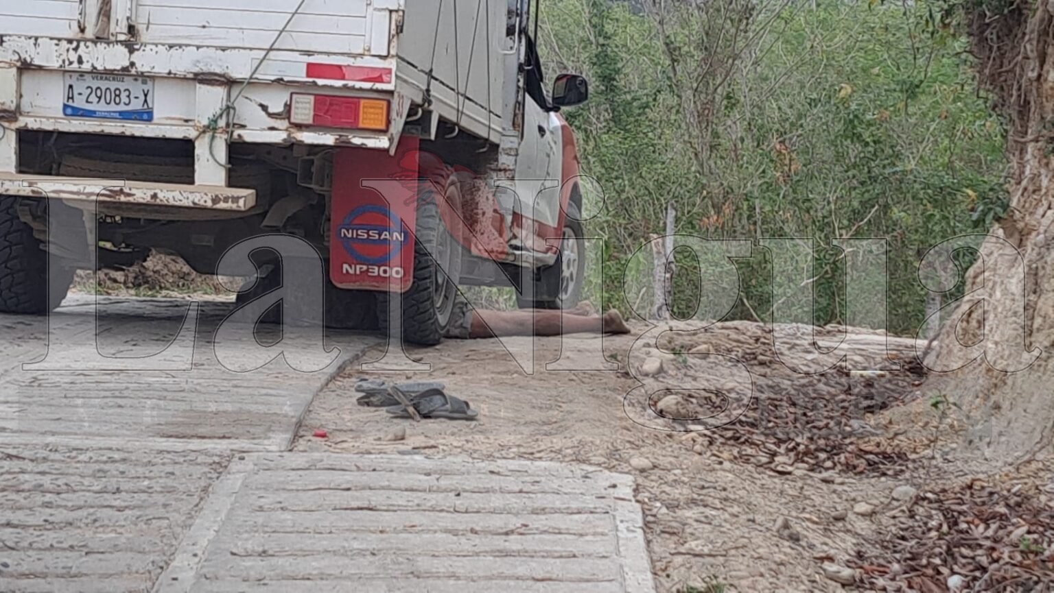 Camioneta pasajera aplasta a campesino y lo mata