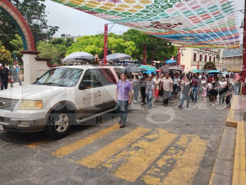 Sepultan a las víctimas del “autobuzaso” en Papantla