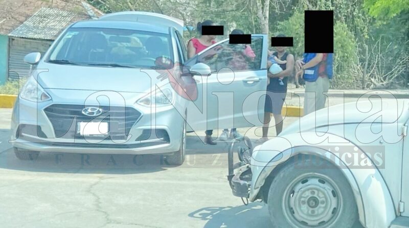 Rescatan a bebé tras quedar atrapado dentro de un auto en Tantoyuca