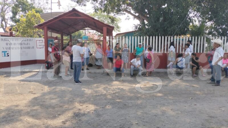 Detrás de toma de escuela en Camarón está un docente. IMG 20240507 WA0020